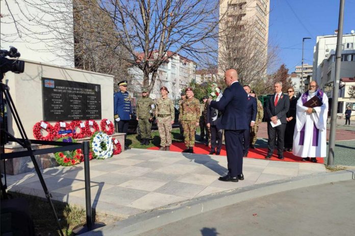 Përkujtohen ushtarët britanikë që humbën jetën gjatë shërbimit në Kosovë