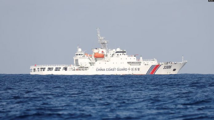Një anije e Rojeve Bregdetare të Kinës duke patrulluar pranë Cekëtinës Skarboro.