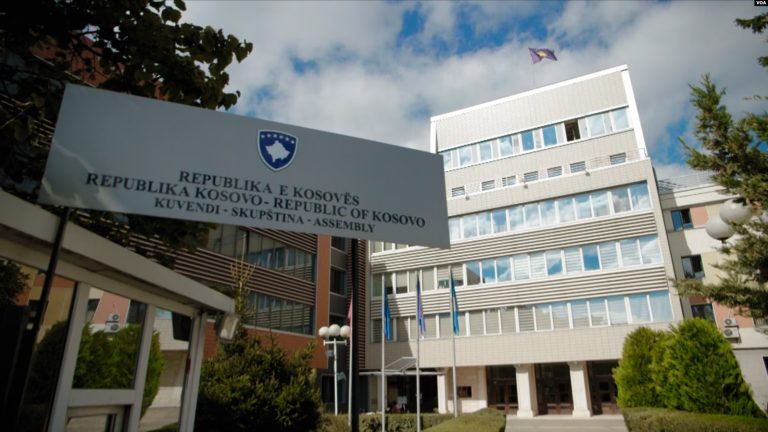 VOA: Kosovë, shqetësime mbi shkallën e ulët të përfaqësimit të grave në jetën politike dhe publike