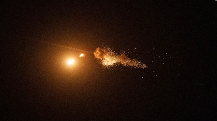 Mbrojtja ajrore ukrainase duke shkatërruar një dron rus në Kiev më 7 shtator 2024.