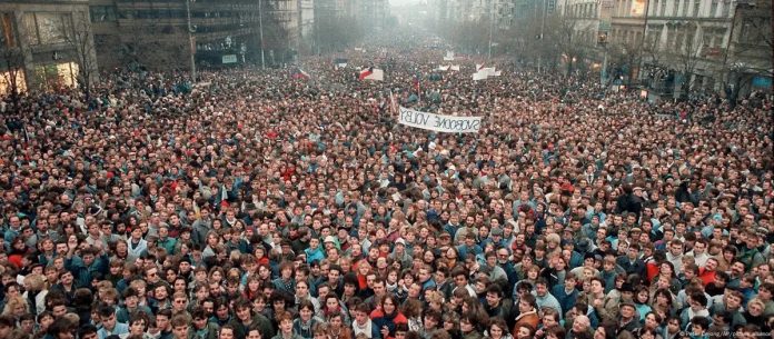 Protestues të mbledhur në Sheshin Venceslas, Pragë, gjatë Revolucionit të Kadifenjtë më 21 nëntor 1989, me pjesëmarrjen e rreth 200,000 njerëzve.