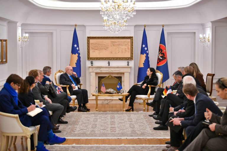 Osmani takon ambasadorët: Sulmet në veri paraqesin rrezik serioz për stabilitetin e gjithë rajonit