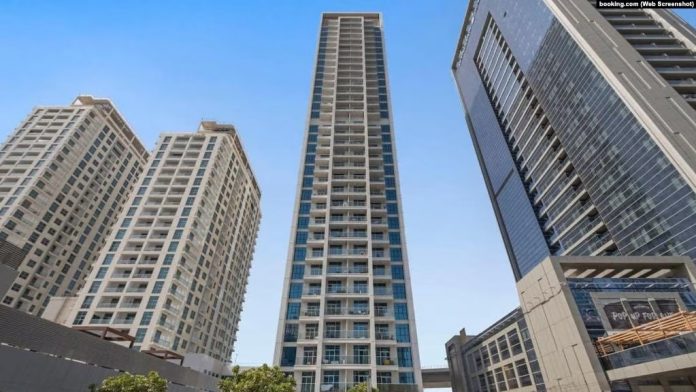 Familja Kasai ka në pronësi katër banesa në një kompleks banimi në Dubai, sikurse është Studio One (në qendër të fotografisë).