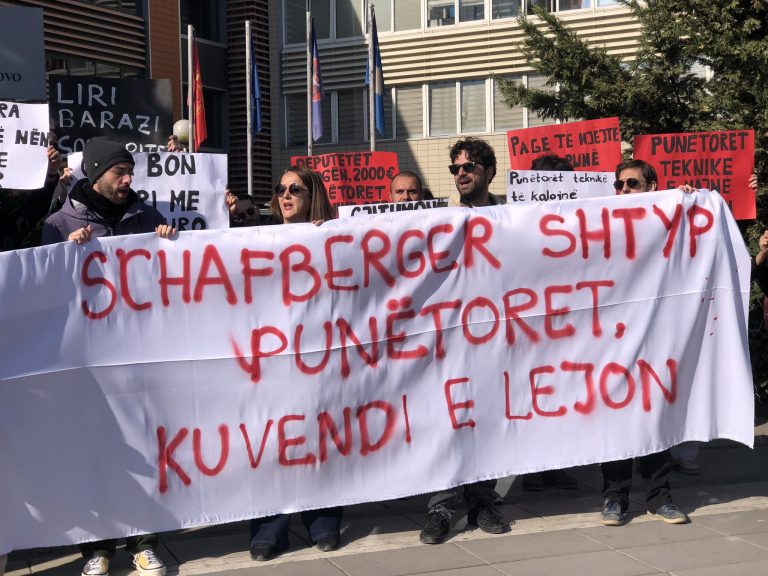 Protestohet në mbështetje të punëtoreve teknike