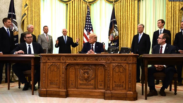 Presidenti i SHBA-së, Donald Trump, kryeministri i Kosovës Avdullah Hoti dhe presidenti i Serbisë, Aleksandar Vuciq, gjatë nënshkrimit të marrëveshjes në Shtëpinë e Bardhë, 4 shtator 2020