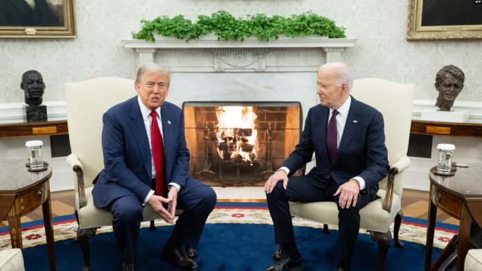 Presidenti amerikan, Joe Biden (djathtas) takohet me presidentin e zgjedhur amerikan, Donald Trump, në Zyren Ovale në Shtëpinë e Bardhë, në Uashington, 13 nëntor 2024.