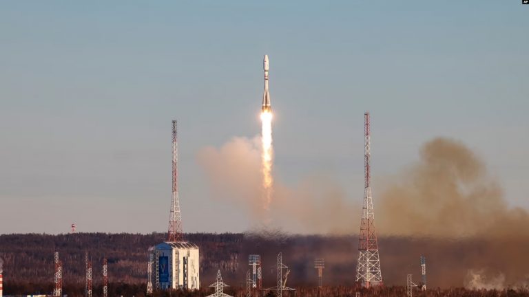 Rusia dërgon në orbitë 55 satelitë