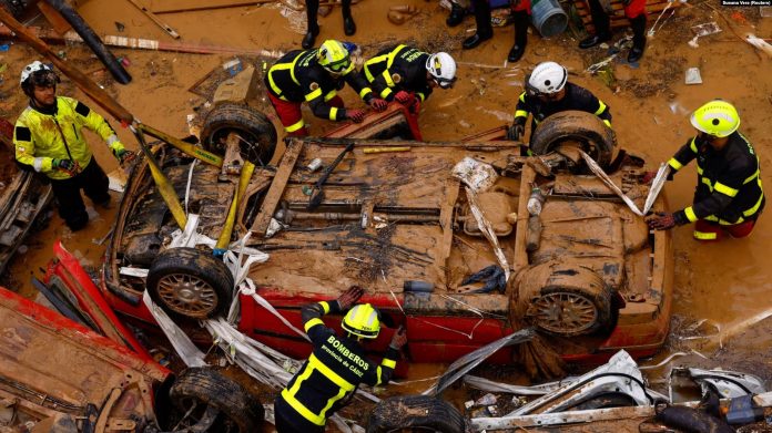 Zjarrfikësit duke kërkuar për viktima brenda një makine në Valencia të Spanjës më 1 nëntor 2024.