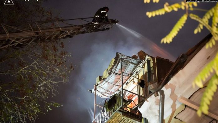 Zjarrfikësit duke shuar zjarrin pas sulmit masiv rus në Odesa.