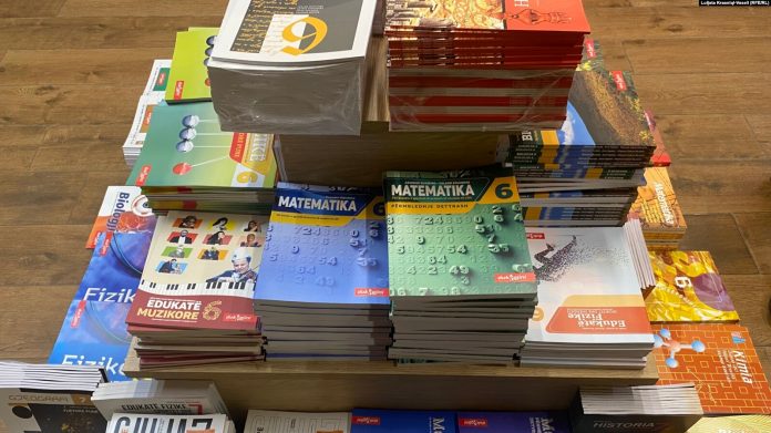 Disa libra për klasë të ndryshme që shiten në një librari në Prishtinë.