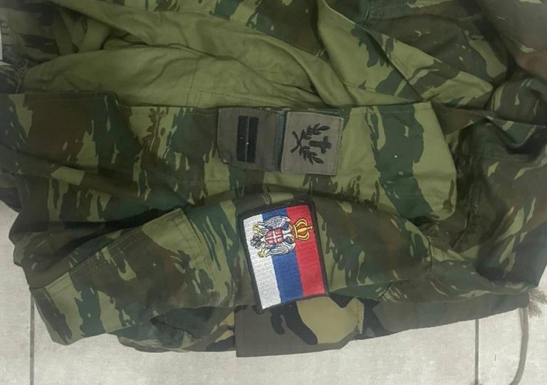 (FOTO) Iu gjetën armë, municion e uniformë me emblemën e ushtrisë serbe, arrestohet 48-vjeçari në Leposaviq