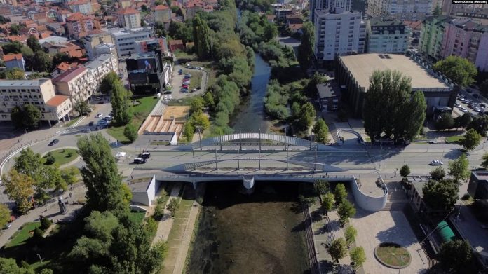 Ura e Ibrit, e cila, që nga paslufta e vitit 1999, ndan qytetin e Mitrovicës në dy pjesë: në Mitrovicë të Jugut me shumicë shqiptare dhe Mitrovicë të Veriut të banuar me shumicë serbe.
