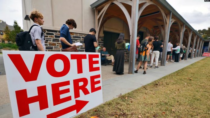 Amerikanët duke pritur para një qendre votimi në Karolinë të Veriut. 1 nëntor 2024.