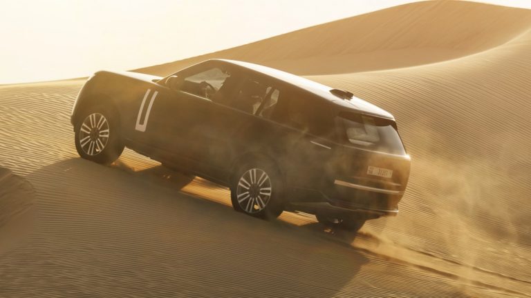 Range Rover Electric testohet në shkretëtirën arabe