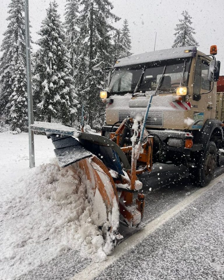 Vijojnë reshjet e borës në juglindje të Shqipërisë