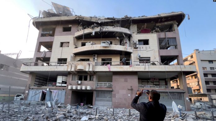 Një burrë e fotografon banesën e tij të shkatërruar nga një sulm ajror izraelit në Dahiyeh, në periferinë jugore të Bejrutit, Liban, të premten, 1 nëntor 2024.