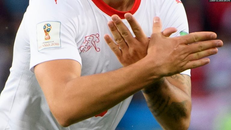 Serbia dëbon dy zviceranë, bënë me duar shqiponjën