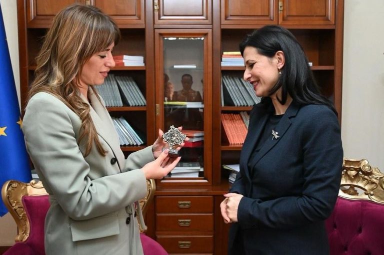 Në Tiranë takohet Haxhiu me ish-ministren Gjonaj, flasin për reformat në drejtësi