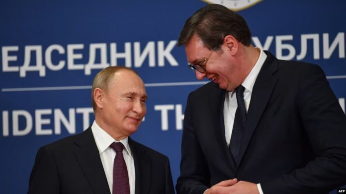Presidenti rus, Vladimir Putin (majtas) me presidentin serb, Aleksandar Vuçiq.