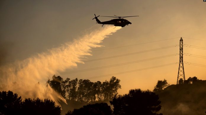 Një helikopter duke shuar zjarret në Kaliforni më 7 nëntor 2024.