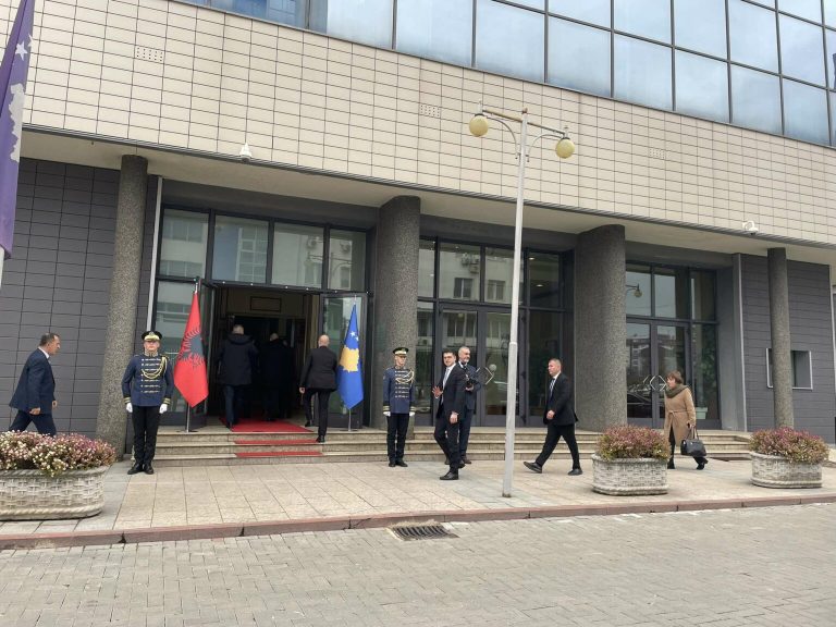 Delegacioni nga Shqipëria mbërrin në Kuvendin e Kosovës për seancën e përbashkët