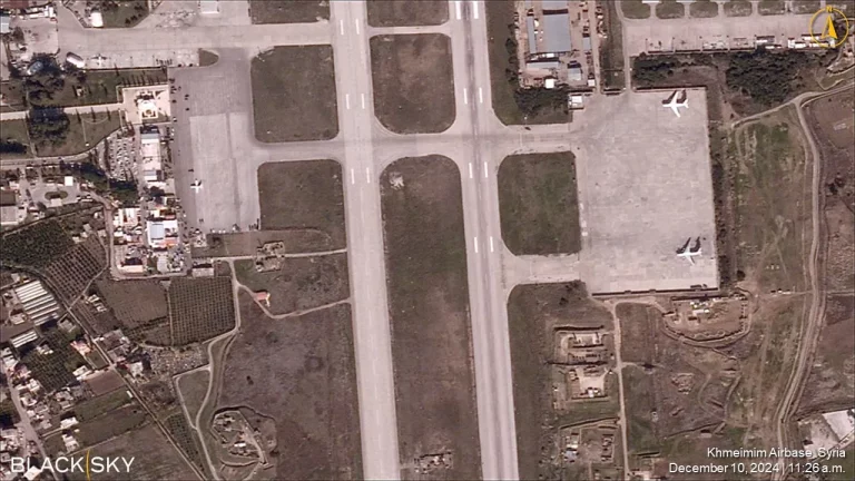 Imazhet e reja satelitore tregojnë rusët duke larguar pajisjet ushtarake nga Siria