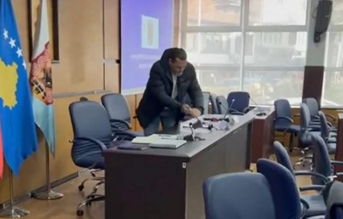 Shefi i asamblistëve i Lëvizjes Vetëvendosje (LVV), Gëzim Sveçla