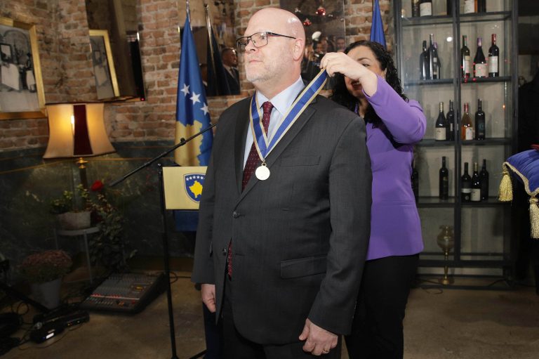 VIDEO / Osmani nderon Hovenier me Urdhrin “Dr. Ibrahim Rugova”: “Një mbrëmje që më lë pa fjalë”