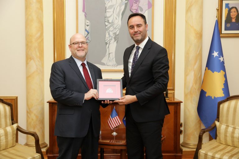 Hovenier: Partneriteti i qëndrueshëm SHBA – Kosovë mbetet bazë e forcës