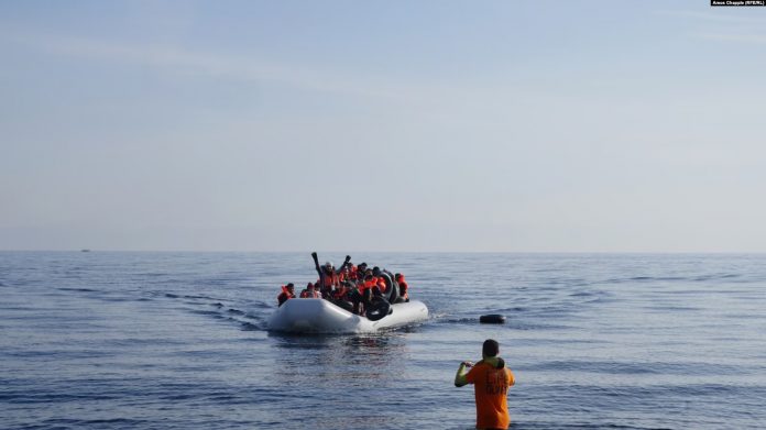 Anije me migrantë në brigjet greke. Fotografi ilustruese.