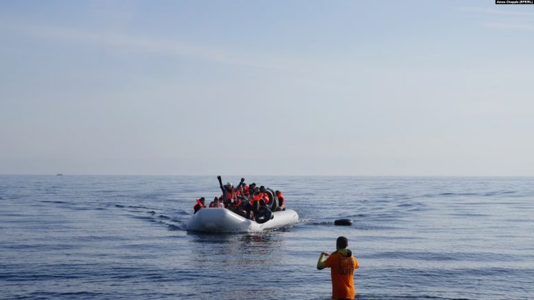 Pesë persona humbin jetën pas fundosjes së anijes me migrantë në brigjet greke