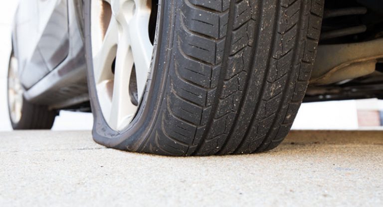 Raportohet se shumë mërgimtarëve po u shpohen gomat në pjesën e Serbisë