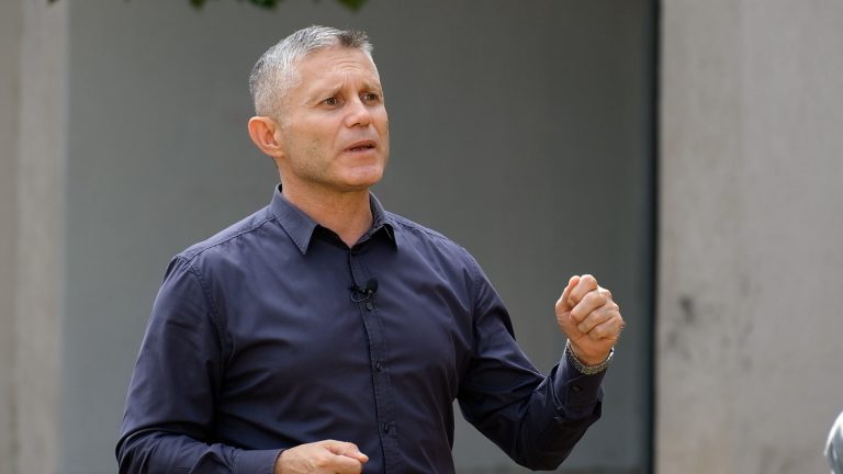 Ramadani paralajmëron program stërvitor për të rinjtë 18-25 vjeç në fushën e mbrojtjes dhe sigurisë