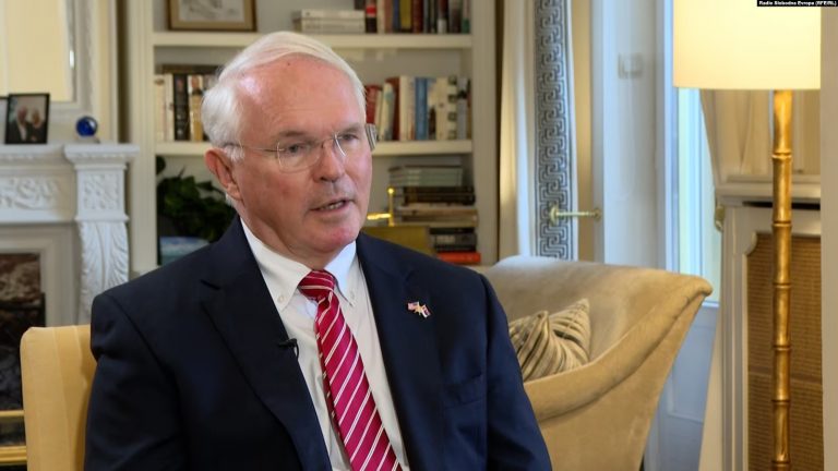 Hill: Roli i SHBA-ve ndryshon – Kosova e Serbia përballë vetë zgjidhjes