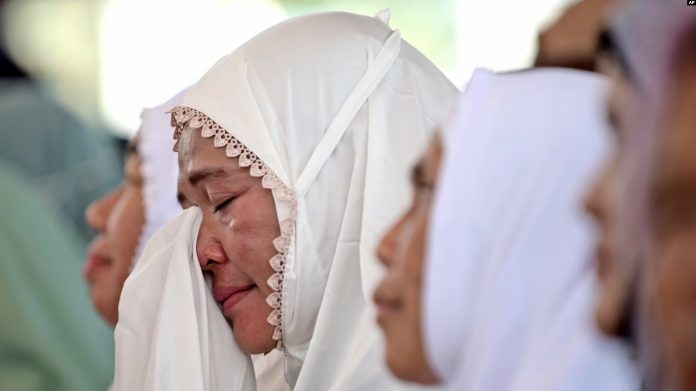 Një grua fshin lotët gjatë ceremonisë përkujtimore me rastin e 20 vjetorit të cunamit në Oqeanin Paqësor, në Banda Aceh, Indonezi, më 26 dhjetor, 2024/AP