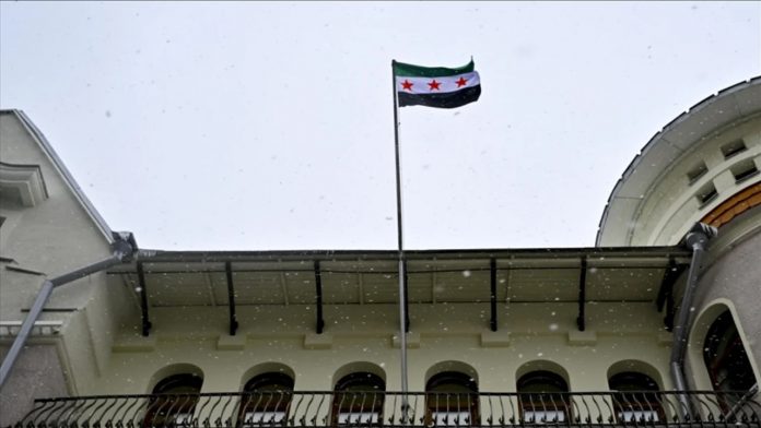 Flamuri revolucionar i Sirisë u ngrit mbi ambasadën e vendit në Moskë