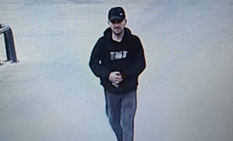 FOTO / Policia kërkon ndihmë për gjetjen e personit të kërkuar për vjedhje