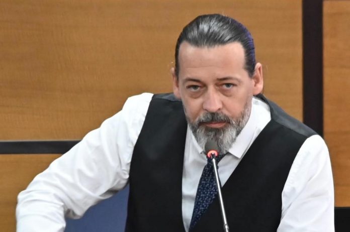 Shefi i asamblistëve i Lëvizjes Vetëvendosje (LVV), Gëzim Sveçla