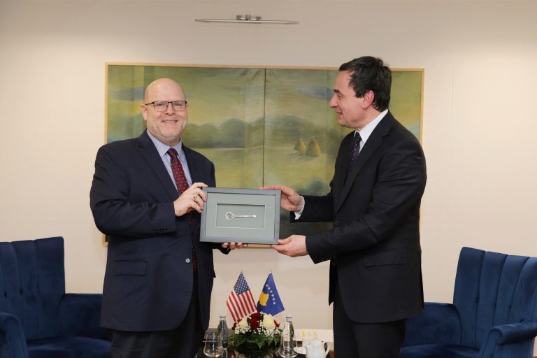 Hovenier-Kurtit: Bashkëpunimi i ngushtë hap rrugën për ndihmën e SHBA-së ndaj Kosovës