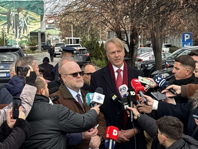 Ambasadori amerikan, Jeffrey Hovenier