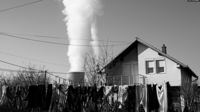 Termocentrali i Korporatës Energjetike të Kosovës (KEK) në prapavijë, Obiliqi.
