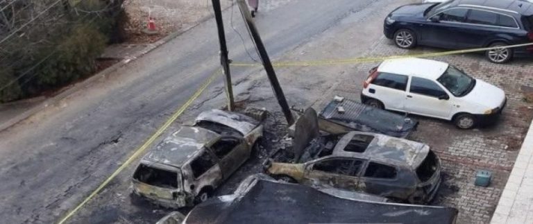 Katër automjete digjen në Prishtinë