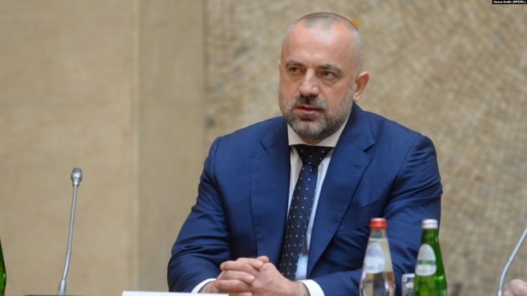 Radoiçiq pret vendimin për aktakuzën në Serbi, Kosova kërkon ekstradimin e tij