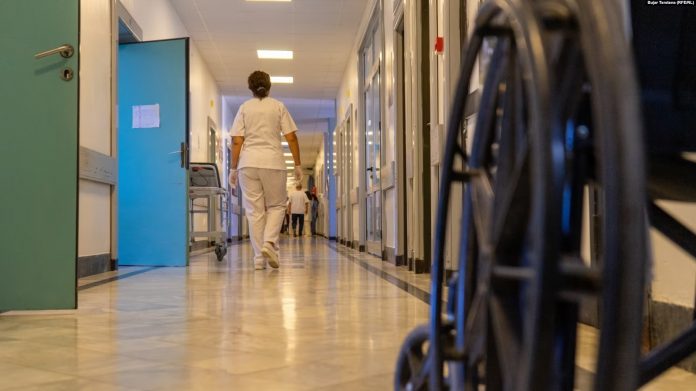 Punonjëse shëndetësore në korridorin e një prej klinikave të QKUK-së.