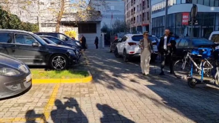 Kryemadhi paraqitet në SPAK me bastun në dorë