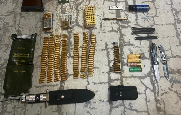 (FOTO) Kontrolle në Veri, sekuestrohen armë dhe municion