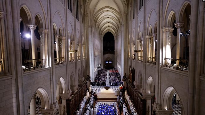 Mbahet mesha e parë pas rihapjes së Katedrales Notre Dame