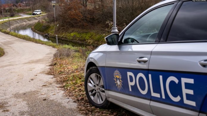Një automjet i Policisë së Kosovës pranë kanalit të ujit Ibër-Lepenc.