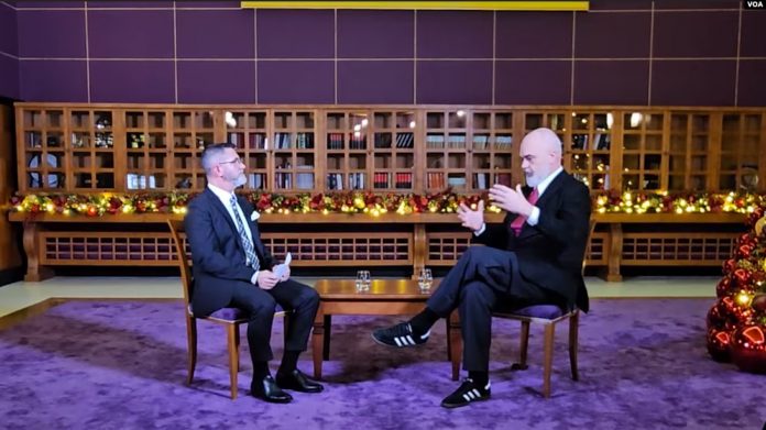 Kryeministri Edi Rama gjatë intervistës për Zërin e Amerikës me korrespondentin Armand Mero