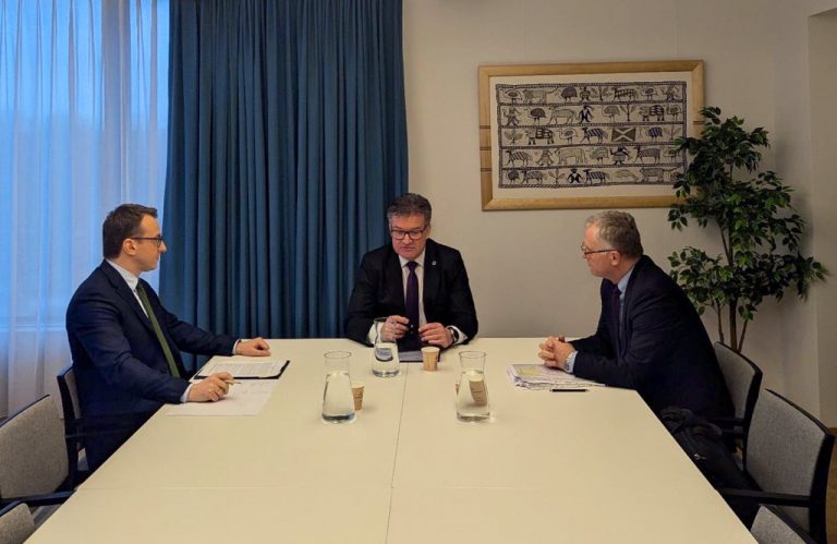 Lajçak publikon kushtet për Kosovën dhe Serbinë